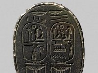 Aeg S 42 RS  Aeg S 42, Rückseite, Nach Ramses III. (20. Dynastie), Skarabäus, Dunkelgrüne Fayence, L 8,5 cm, B 6,3cm, H 3,8 cm,